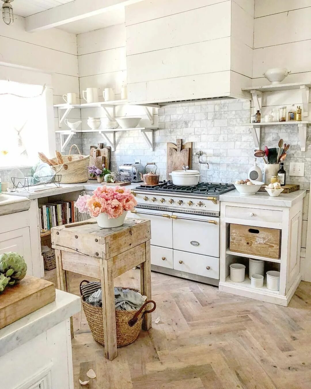 Кухонный уют фото Kathy Hanson's Design Blog Farmhouse kitchen design, Farmhouse kitchen decor, Fa