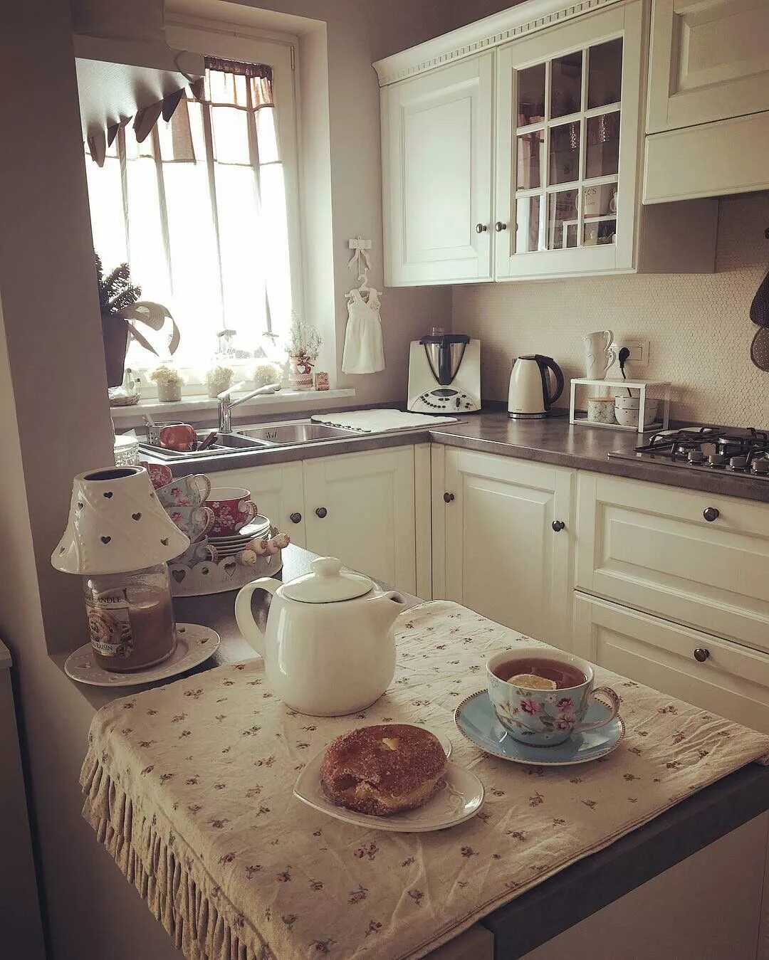 Кухонный уют фото Pin by Mara Cologgi on Country life Kitchen design decor, Cottage kitchens, Coun