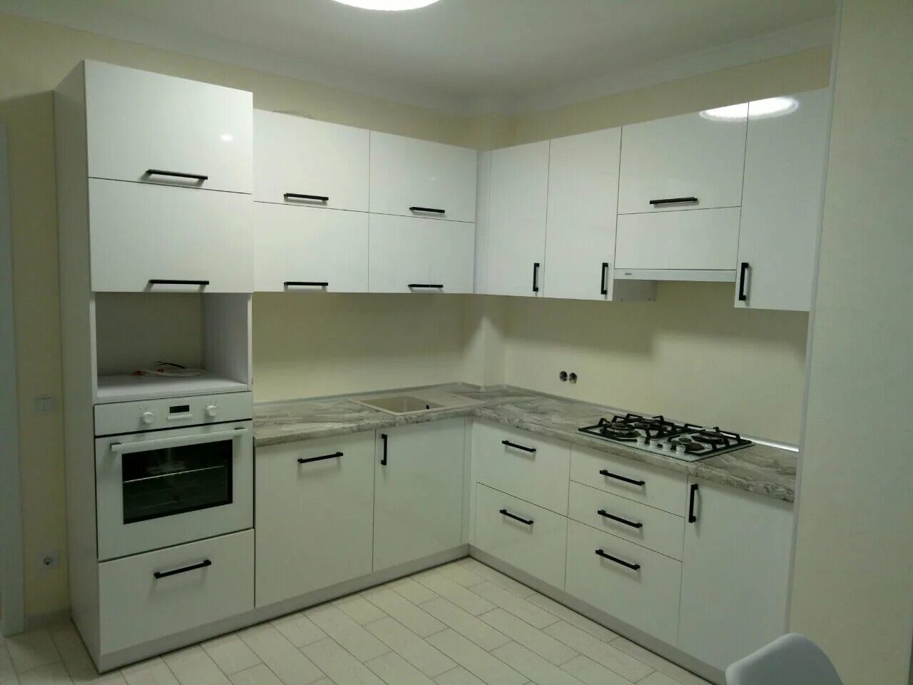 Кухоный гарнитур белый глянец фото Черные ручки на белой мебели - 96 фото