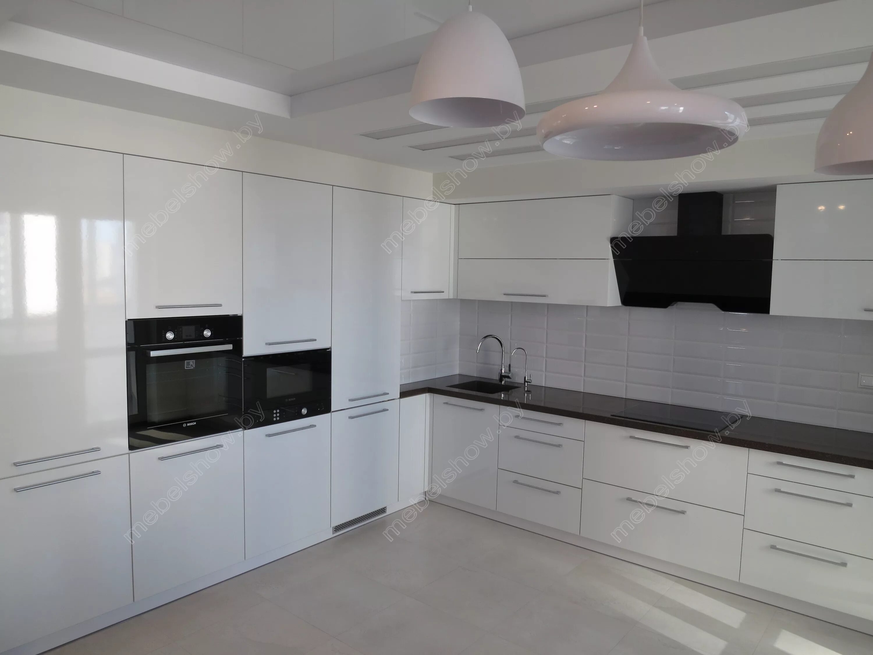 Кухоный гарнитур белый глянец фото Просторная кухня угловая из белого пластика