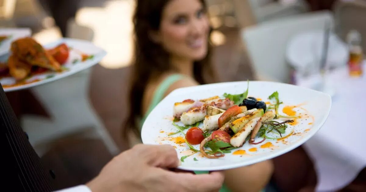 Кушать в ресторане фото Gross reason you should never order fish from a restaurant on a Monday, accordin