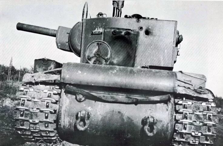 Кв 2 тяжелый танк фото Padded Thais under a Soviet tank KV-2 from the 1st Armored Division of the Lenin