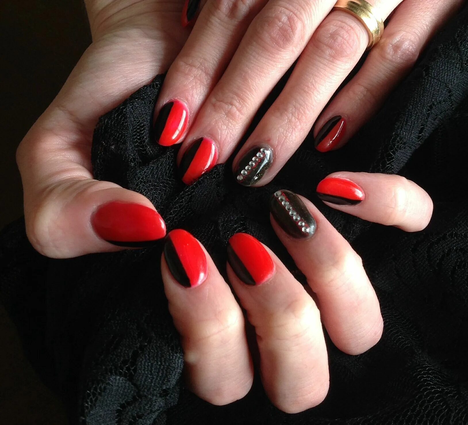 Квадрат маникюр черный с красными цветами Red & black nails with silver stones Red black nails, Stone nail art, Black nail