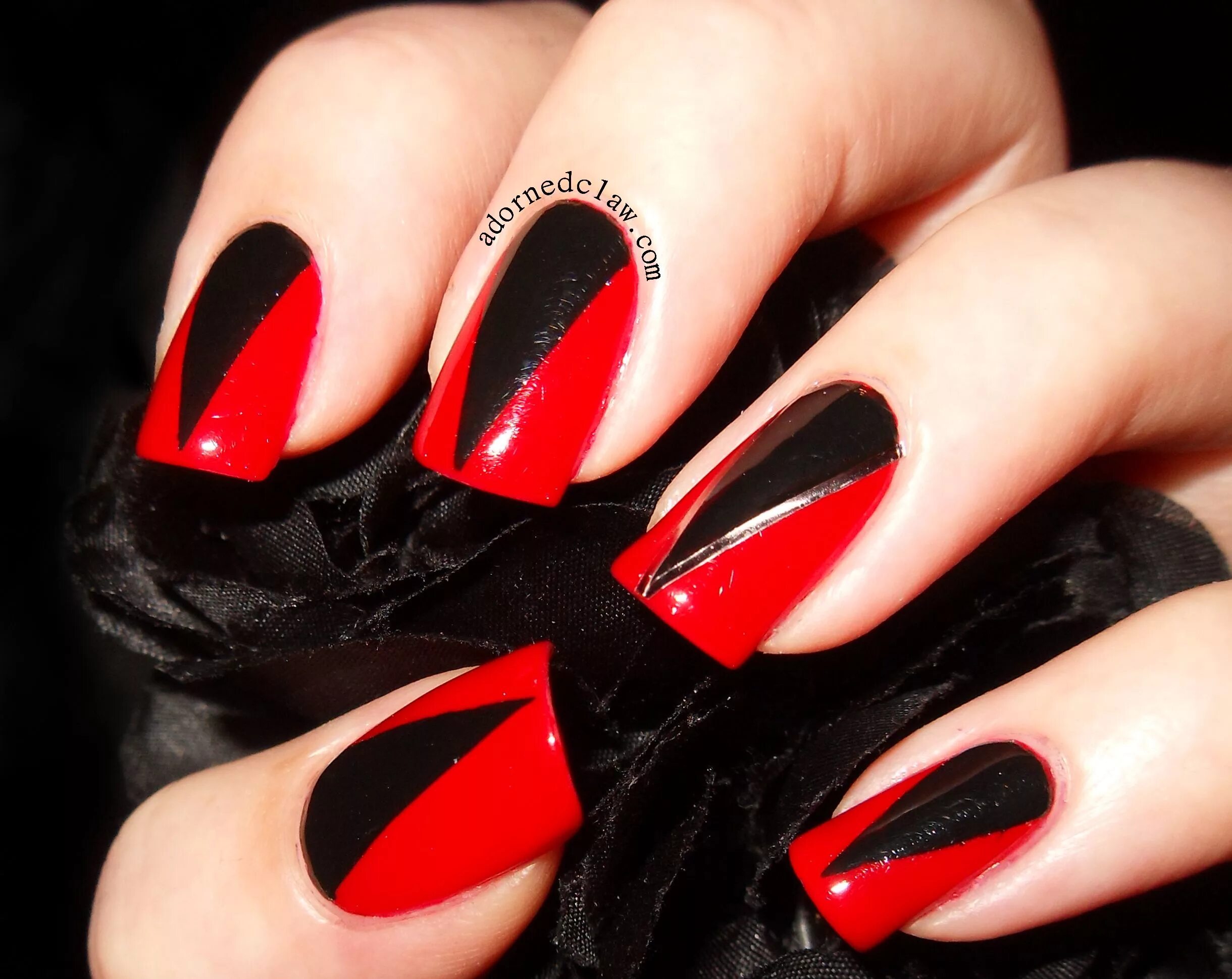 Квадрат маникюр черный с красными цветами Red and Black and Pointy! Black halloween nails, Red nail designs, Halloween nai