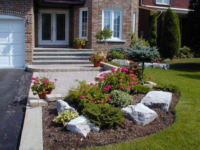 Квадратная клумба перед домом приемы оформления Front Yard idea - pavers and curvy grass Front yard landscaping, Small front yar