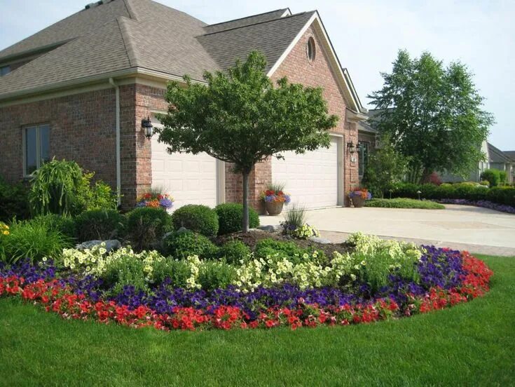 Квадратная клумба перед домом приемы оформления 21 Plants to Add Instant Curb Appeal When Selling Your Home Front yard plants, F