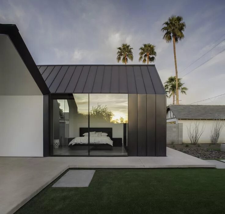Квадратная крыша фото Escobar Renovation / Chen + Suchart Studio House exterior, Architecture house, M