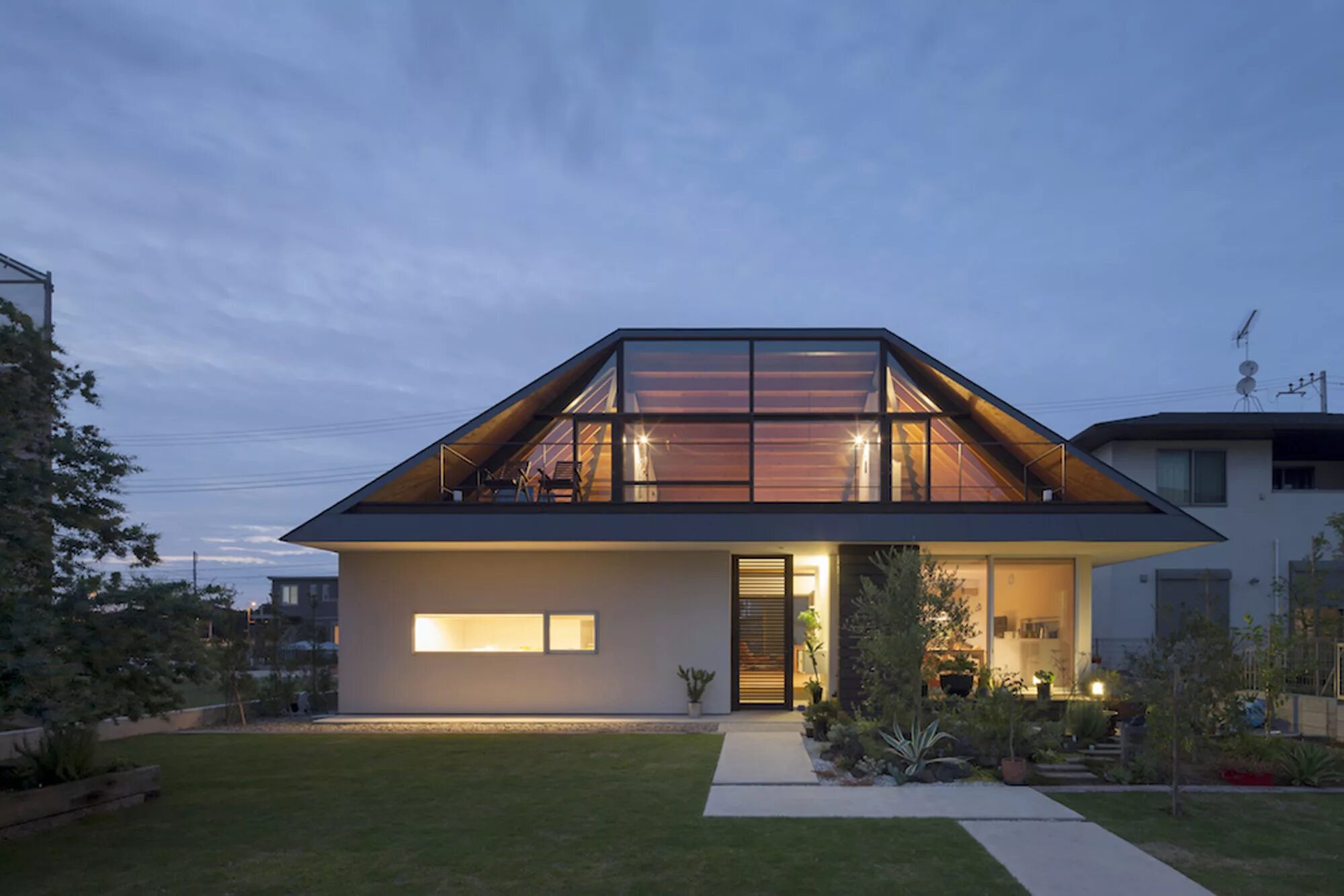 Квадратная крыша фото Gallery of House with a Large Hipped Roof / Naoi Architecture & Design Office - 