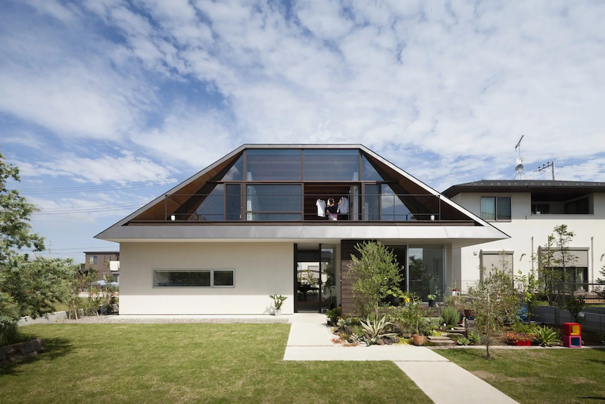 Квадратная крыша фото Gallery of House with a Large Hipped Roof / Naoi Architecture & Design Office - 