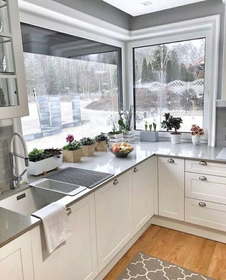 Квадратная кухня с окном дизайн Pin by Светлана Халимова on Кухня-столовая Kitchen renovation design, Kitchen de