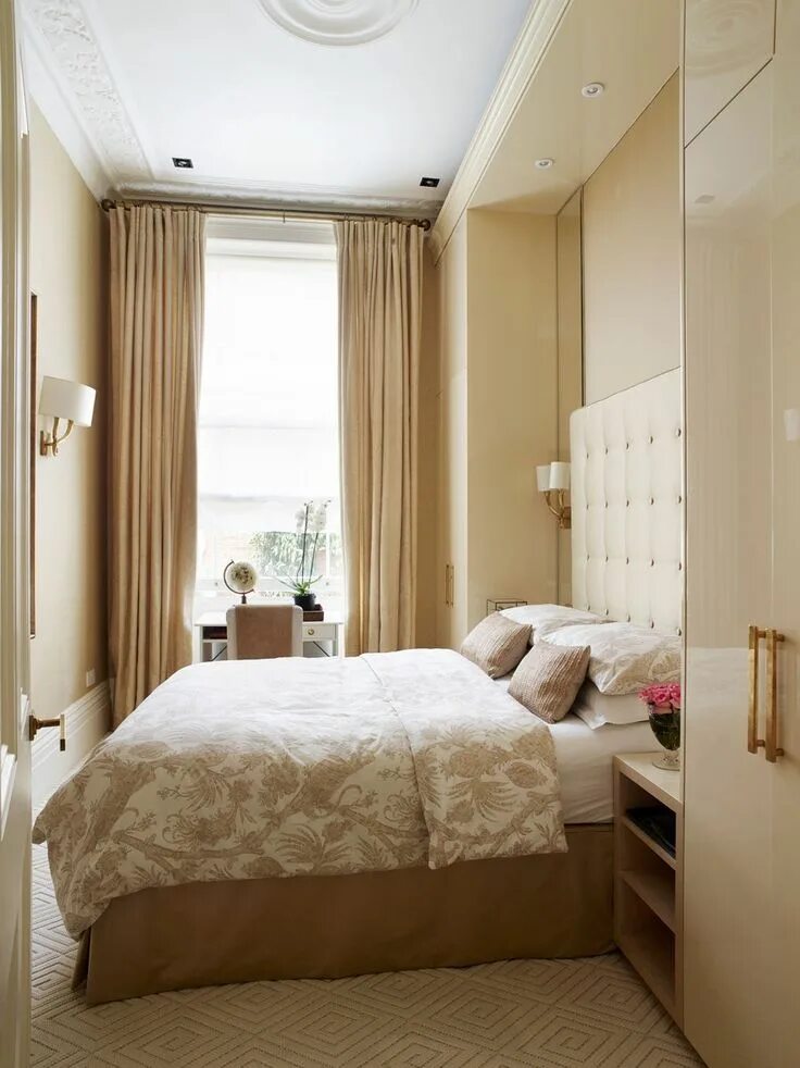 Квадратная спальня дизайн фото A Classic London Townhouse Apartment Gets a Glamorous Art Deco–Inspired Makeover