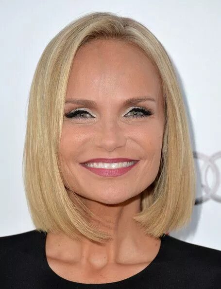 Квадратное каре фото Kristin Chenoweth Short Straight Cut Medium hair styles for women, Medium hair s