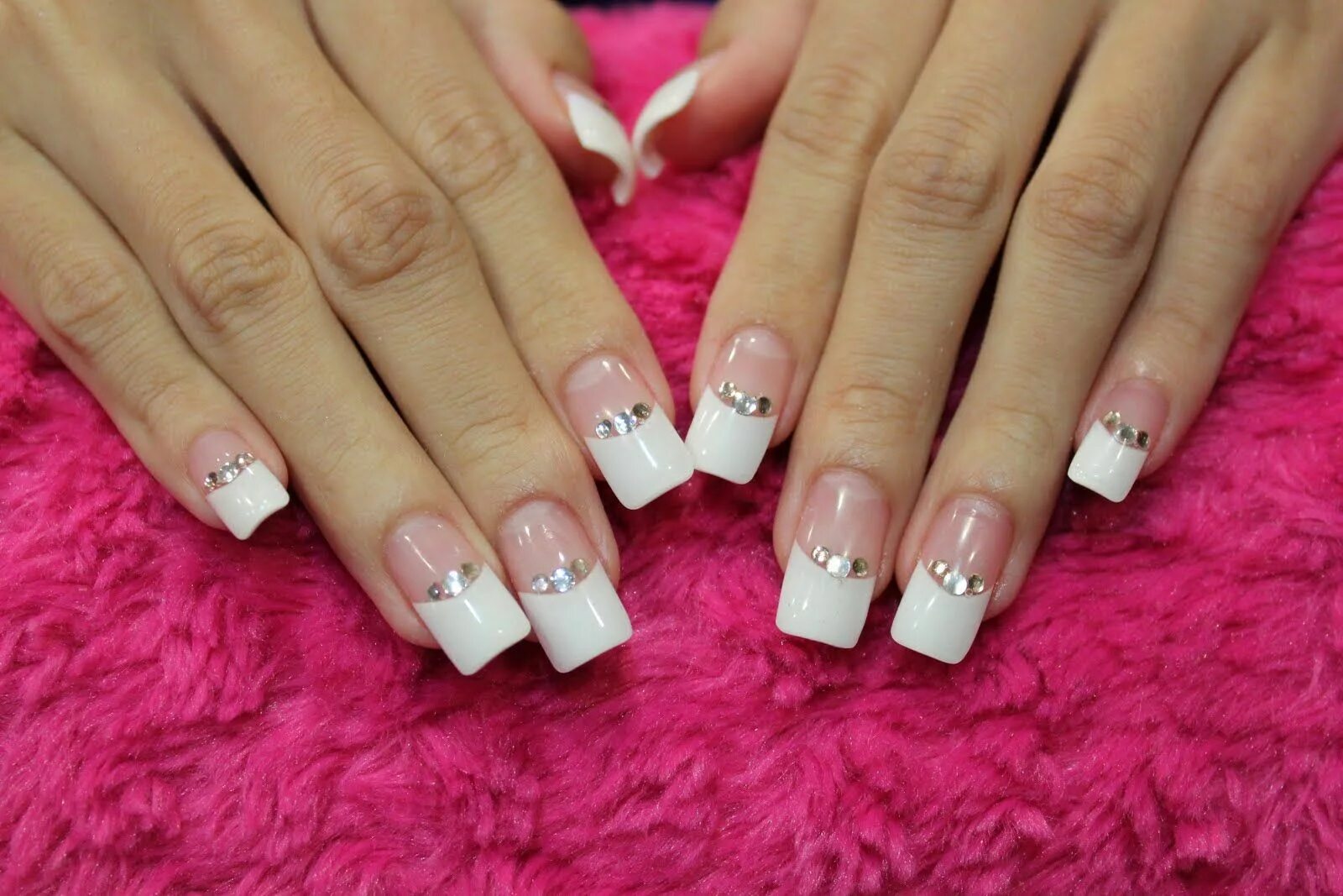 Квадратное наращивание ногтей фото The Nail Status: Bridal Nails Bridal nails, Easy nail designs summer, Wedding na