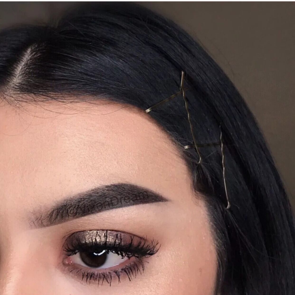 Квадратные брови фото Thick bold eyebrow / What are your thoughts on the straight brows trend ? Straig