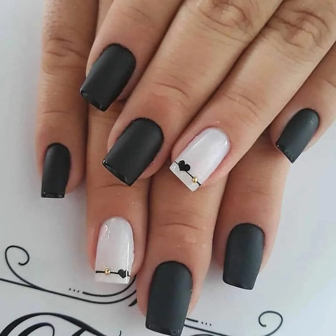 Квадратные черные ногти фото A imagem pode conter: uma ou mais pessoas Black nails, White nails, French nails