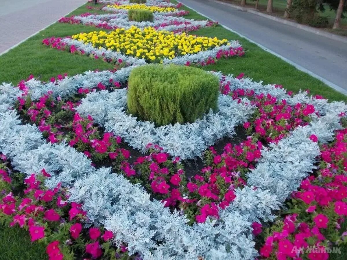 Квадратные клумбы оформление фото Pin on Jardins secretos Small flower gardens, Small garden landscape, Beautiful 