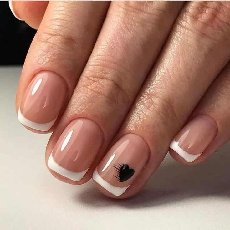 Квадратные ногти дизайн фото короткие френч 110+ This is a simple and cute design on the ring finger for white French tips 2