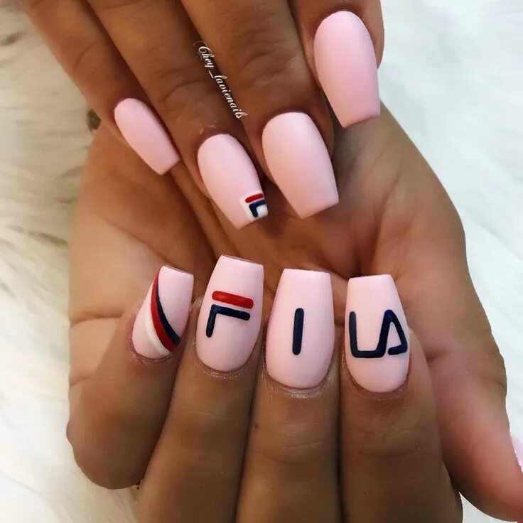 Квадратные ногти дизайн молодежный ❤ FILA ✨ (hand painted) @filausa. Sports nails, Edgy nails, Nike nails