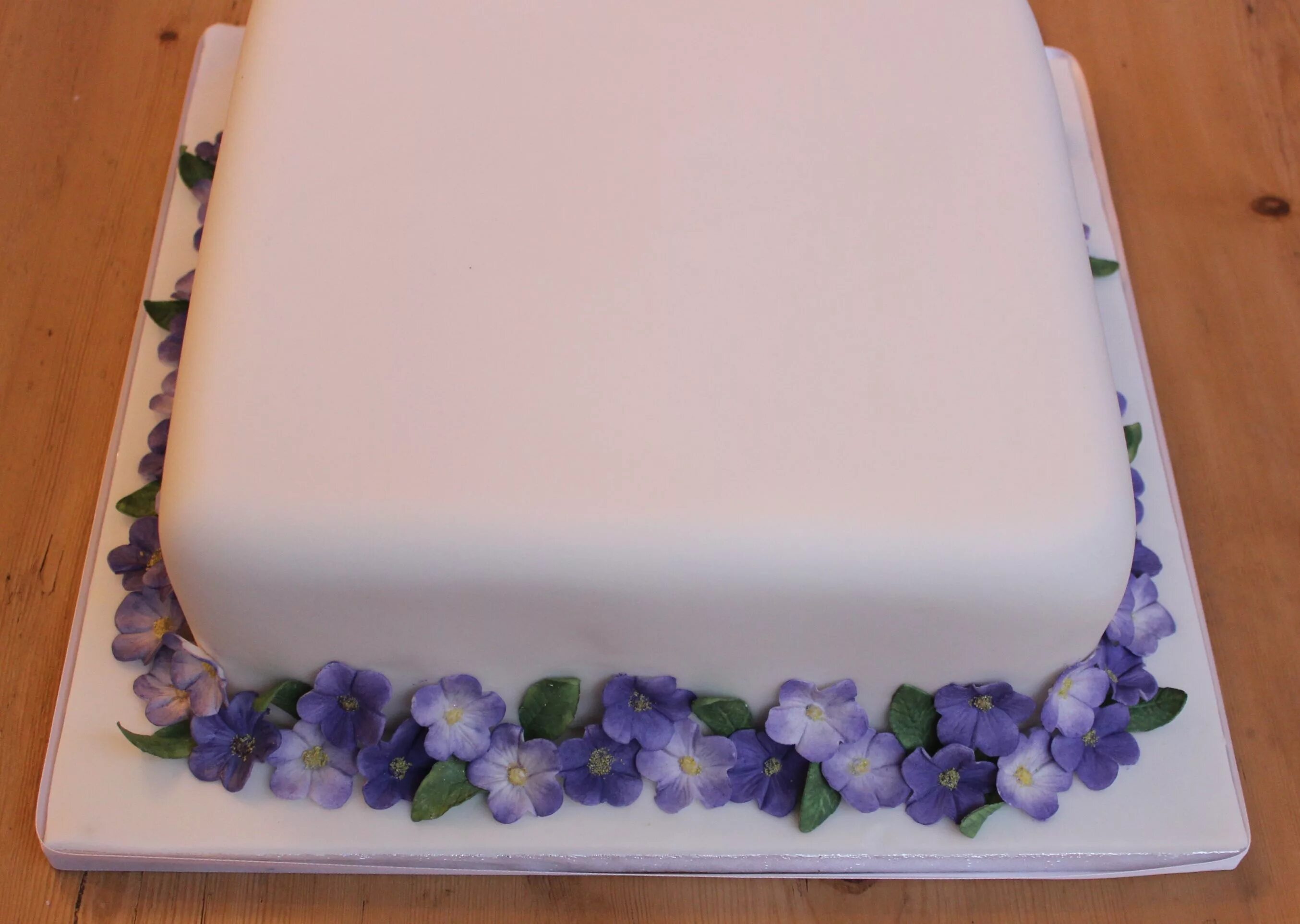 Квадратные торты фото After I had covered the cake in marzipan and icing, I used edible glue to fix th