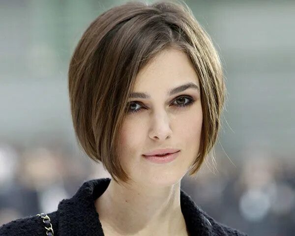 Квадратный боб стрижка фото Haircuts Short in Back Long in Front Bob haircut for fine hair, Bob hairstyles f