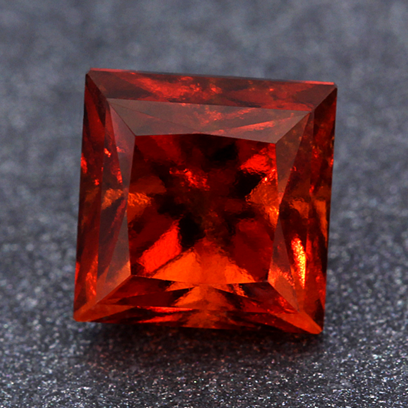 Квадратный камень фото Гессонит (Hessonite) натуральный мадагаскарский коричневато-оранжевого цвета в к