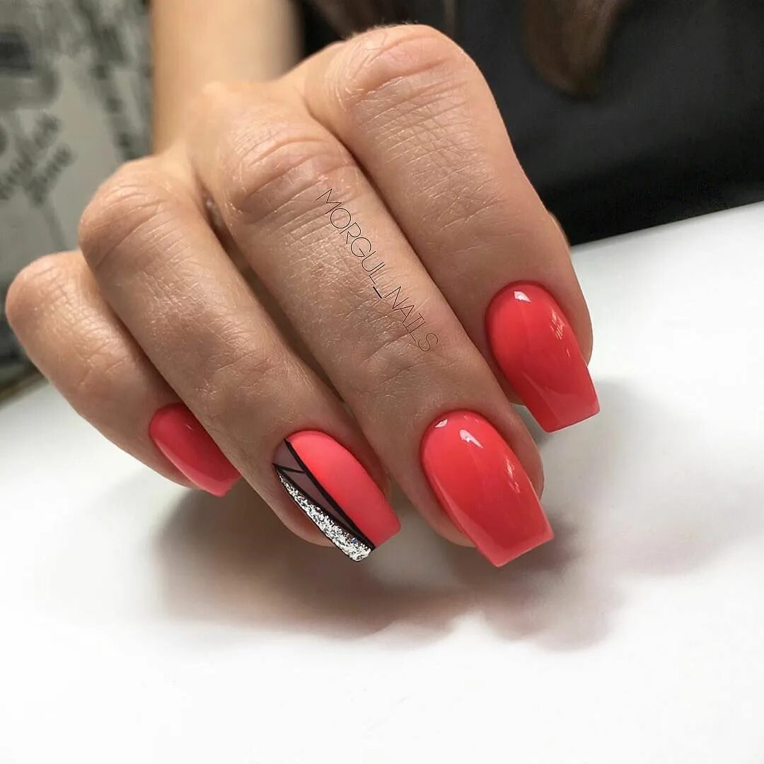 Квадратный маникюр коралловый La imagen puede contener: una o varias personas y primer plano Perfect nails, Ma