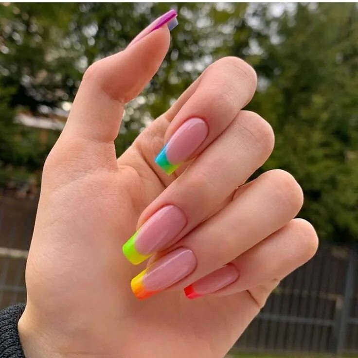 Квадратный маникюр разноцветные Celebrate Pride Month with Vibrant Rainbow Manicures