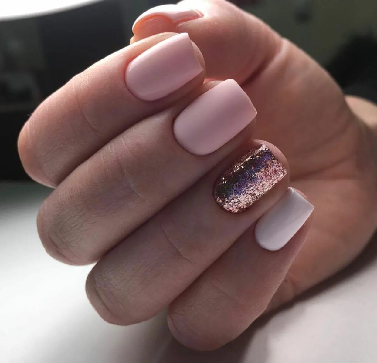 Квадратный маникюр с блестками Matte pink, rose gold glitter, and white nails make for the most perfect manicur