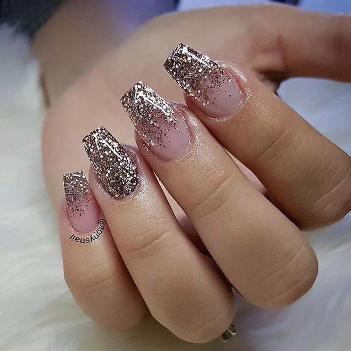 Квадратный маникюр с блестками Launch your own makeup line. #viaGlamour Gold glitter nails, Coffin nails design