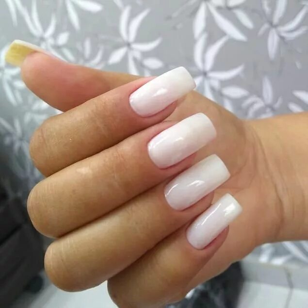 Квадратный маникюр с молочной базой Unhas branquinhas da cliente @marcelamarquesdesouza usei o Lua da Impala e o Lei