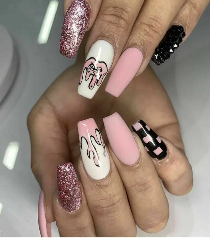Квадратный маникюр с рисунком Pin by TALITA DARC on Unhas Nails Long acrylic nails, Checkered nails, Swag nail