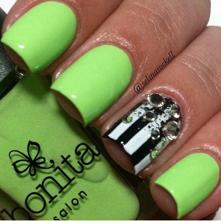 Квадратный маникюр салатовый Beetlejuice looking Nails, Nail vinyls, Lines on nails