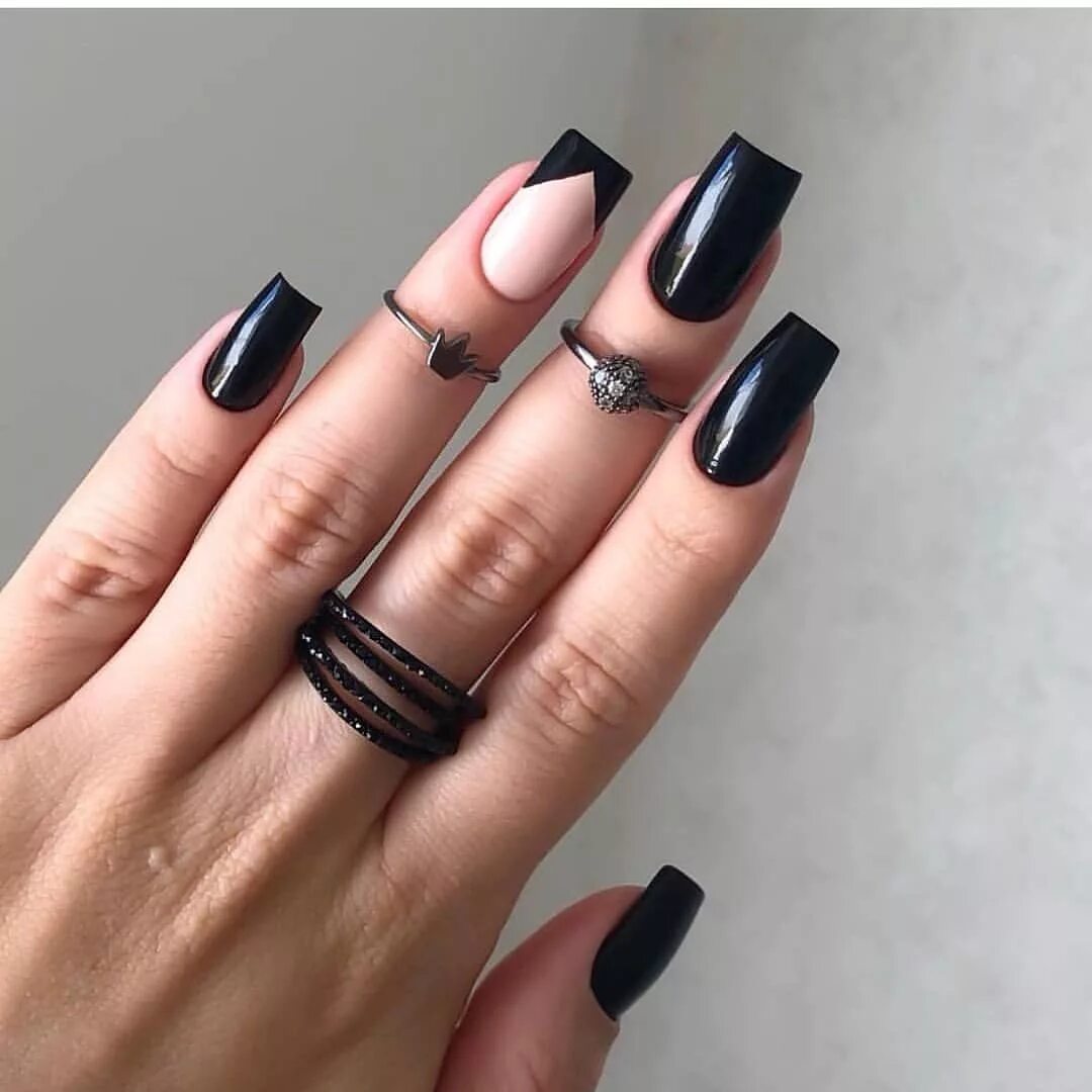 Квадратный маникюр темного дизайна A imagem pode conter: uma ou mais pessoas e close-up Unhas pretas, Unhas, Unhas 