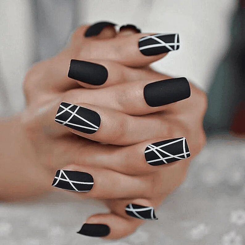 Квадратный маникюр темного дизайна Edgy Goth & Grunge Black Nail Designs