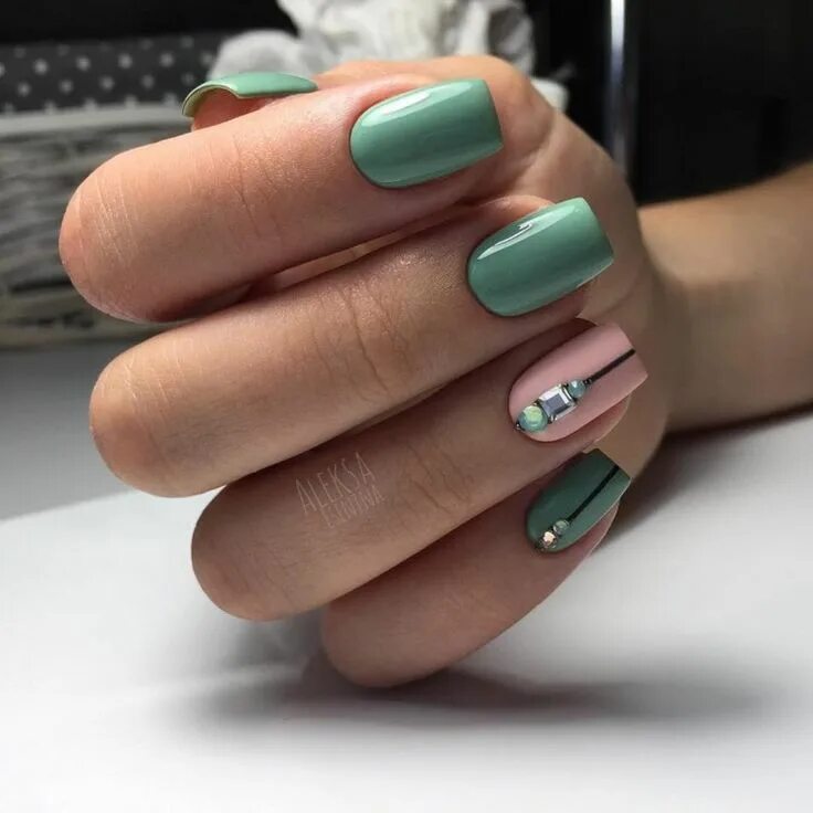 Квадратный маникюр зеленого цвета Маникюр на короткие ногти - фото 2019 года Green nails, Nail art designs, Trendy