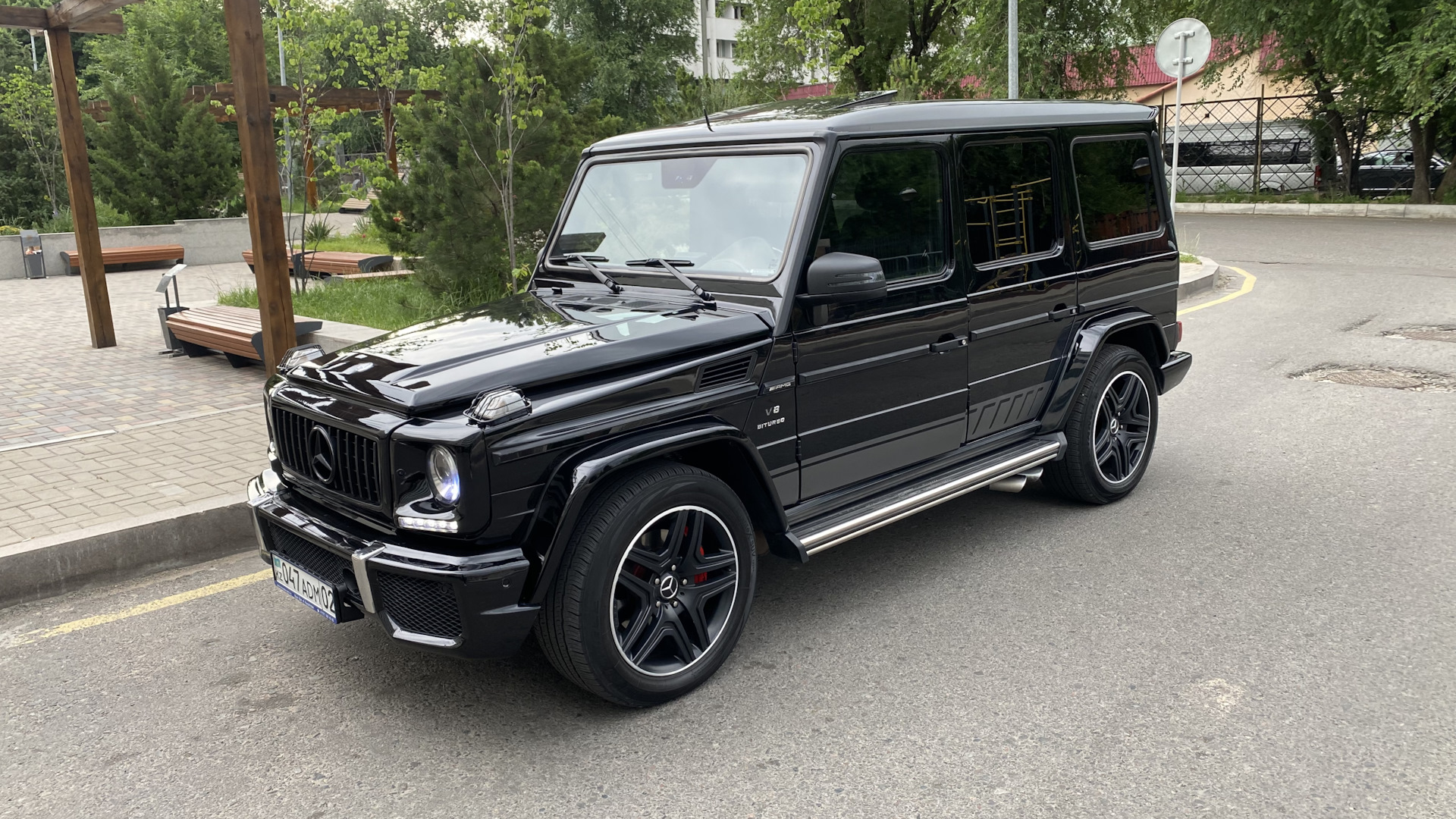 Квадратный мерседес фото Mercedes-Benz G 55 AMG (W463) 5.5 бензиновый 2009 Чёрный квадрат типа. G63 на DR