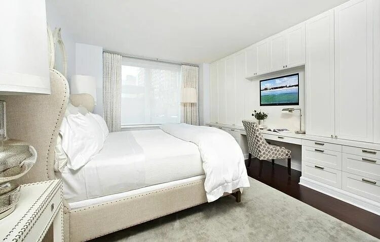 Квадратный метр дизайн спальни Upper West Side Waterfront Apartment HomeAdore White master bedroom, Painted bed