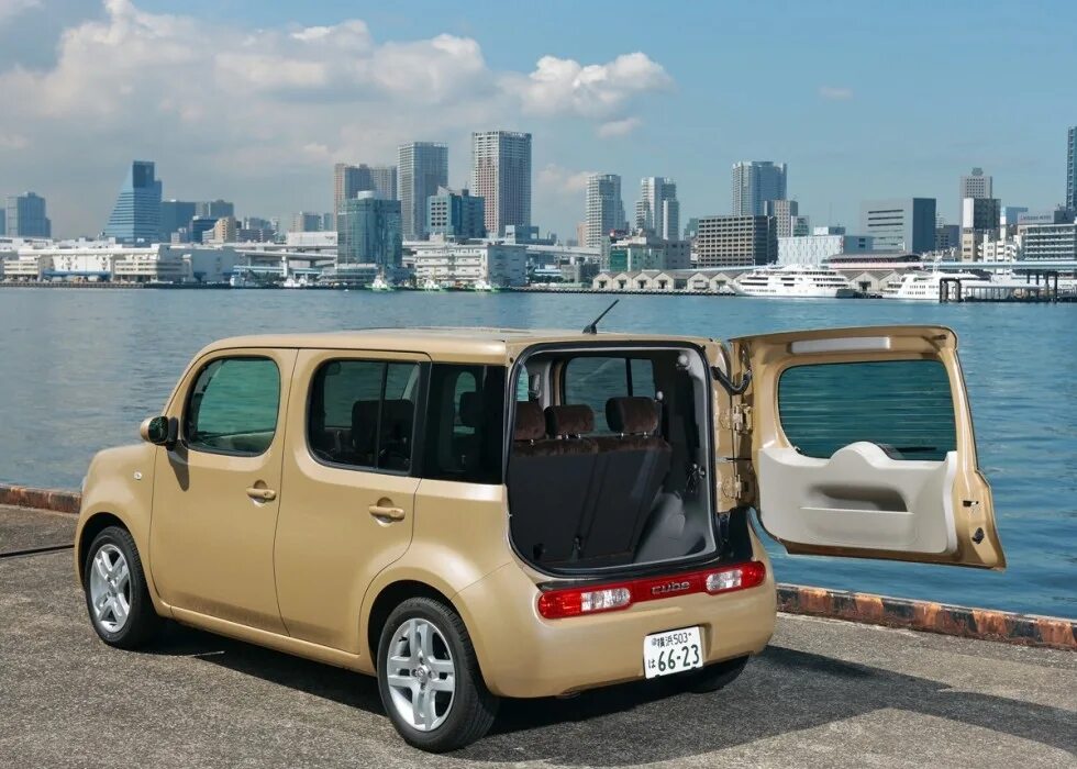 Квадратный ниссан фото Фото Nissan Cube 2008. Фотографии Ниссан Куб 2008 года