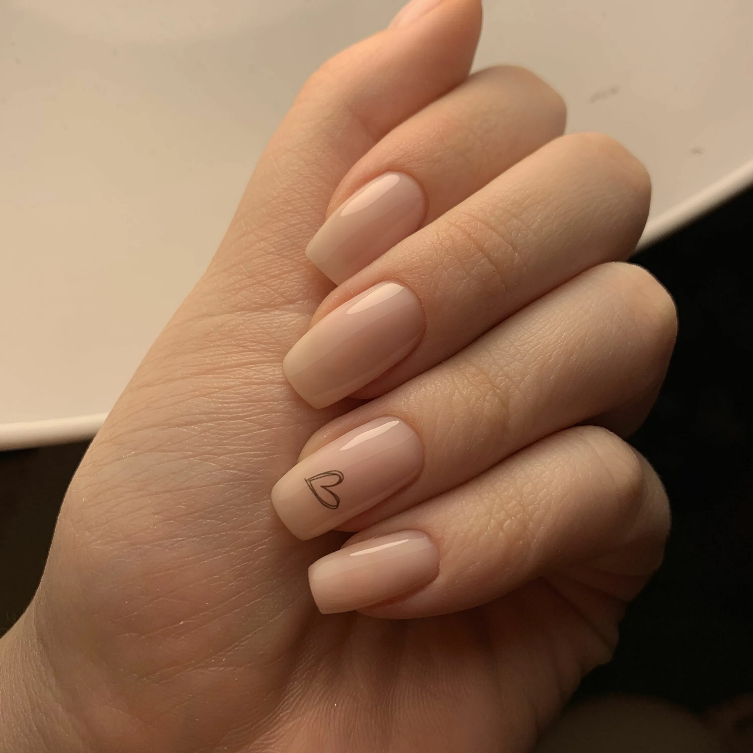 Квадратный нюдовые маникюр Молочный маникюр квадрат Beige nails, Simple gel nails, Mickey nails