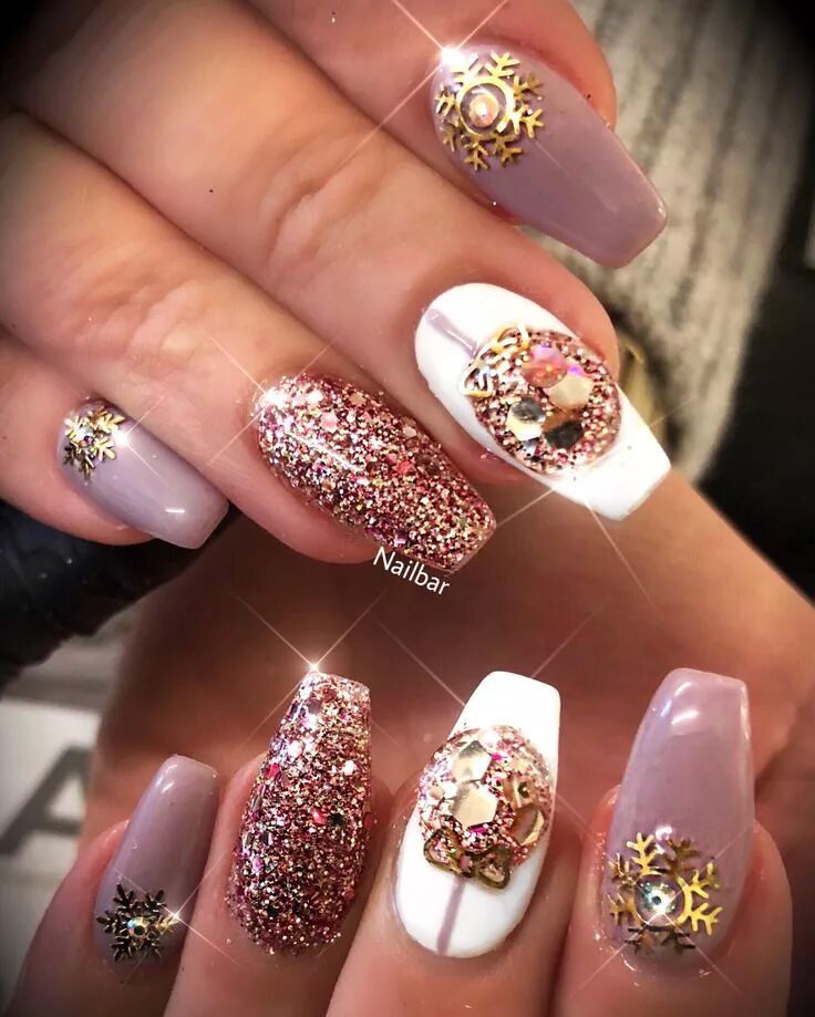 Квадратный праздничный маникюр Pin by Elena Moreno Burgos on Uña Xmas nails, Pink nail art designs, Christmas n