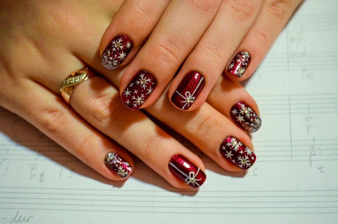 Квадратный праздничный маникюр Pin by Лариса Казакова on Маникюр Christmas nails, New year's nails, Christmas n