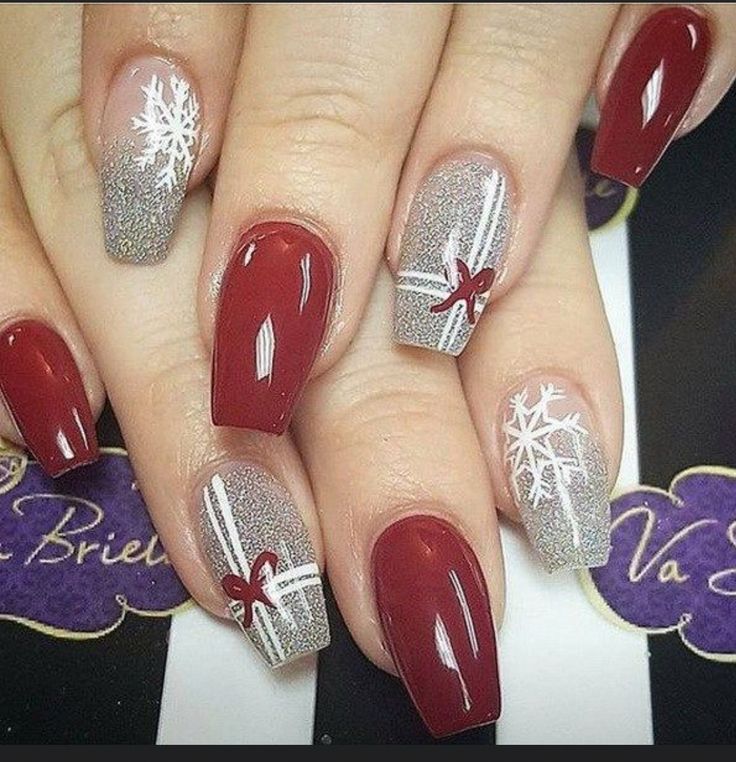 Квадратный праздничный маникюр Pin on Uñas Christmas present nails, Xmas nails, Cute christmas nails