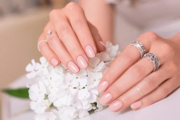 Квадратный свадебный маникюр Premium Photo Female hands with wedding manicure nails