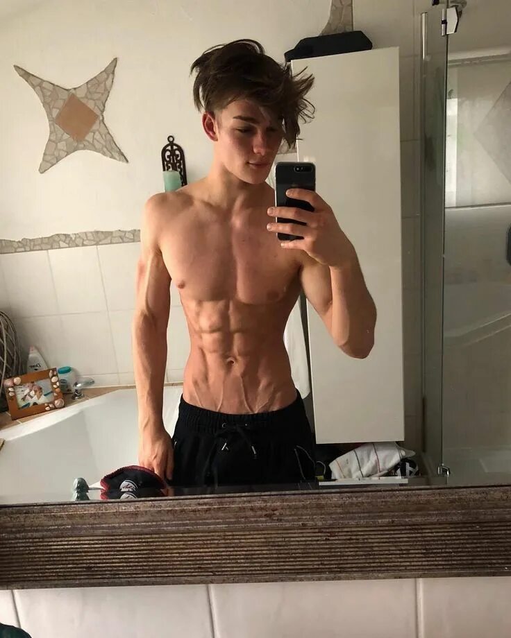 Квадробер парень фото Pin on Handsome Boys 7 Cameron dallas, Augusta alexander, Timothee chalamet