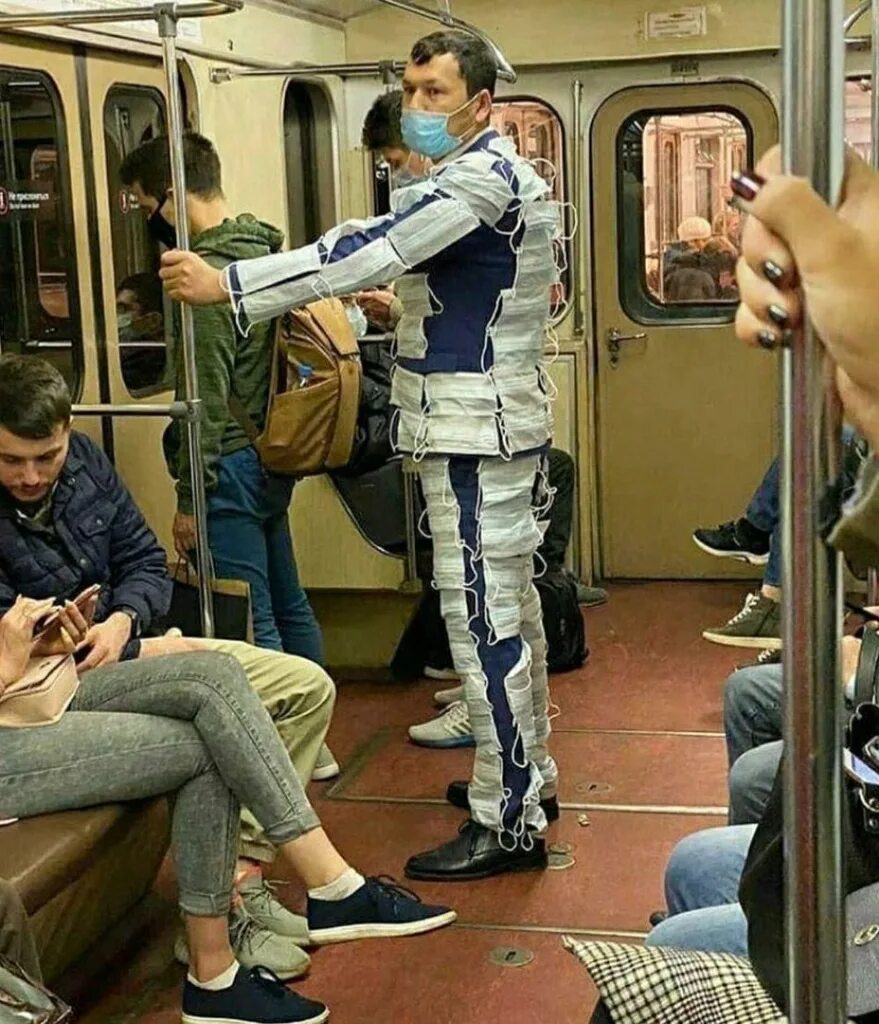 Квадроберы фото в метро Новосибирцы обсуждают пассажира метро в костюме из медицинских масок- Вести Ново