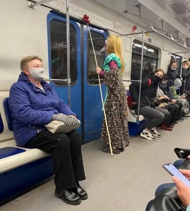 Квадроберы фото в метро Стиляги в метро - Зашибись - Медиаплатформа МирТесен