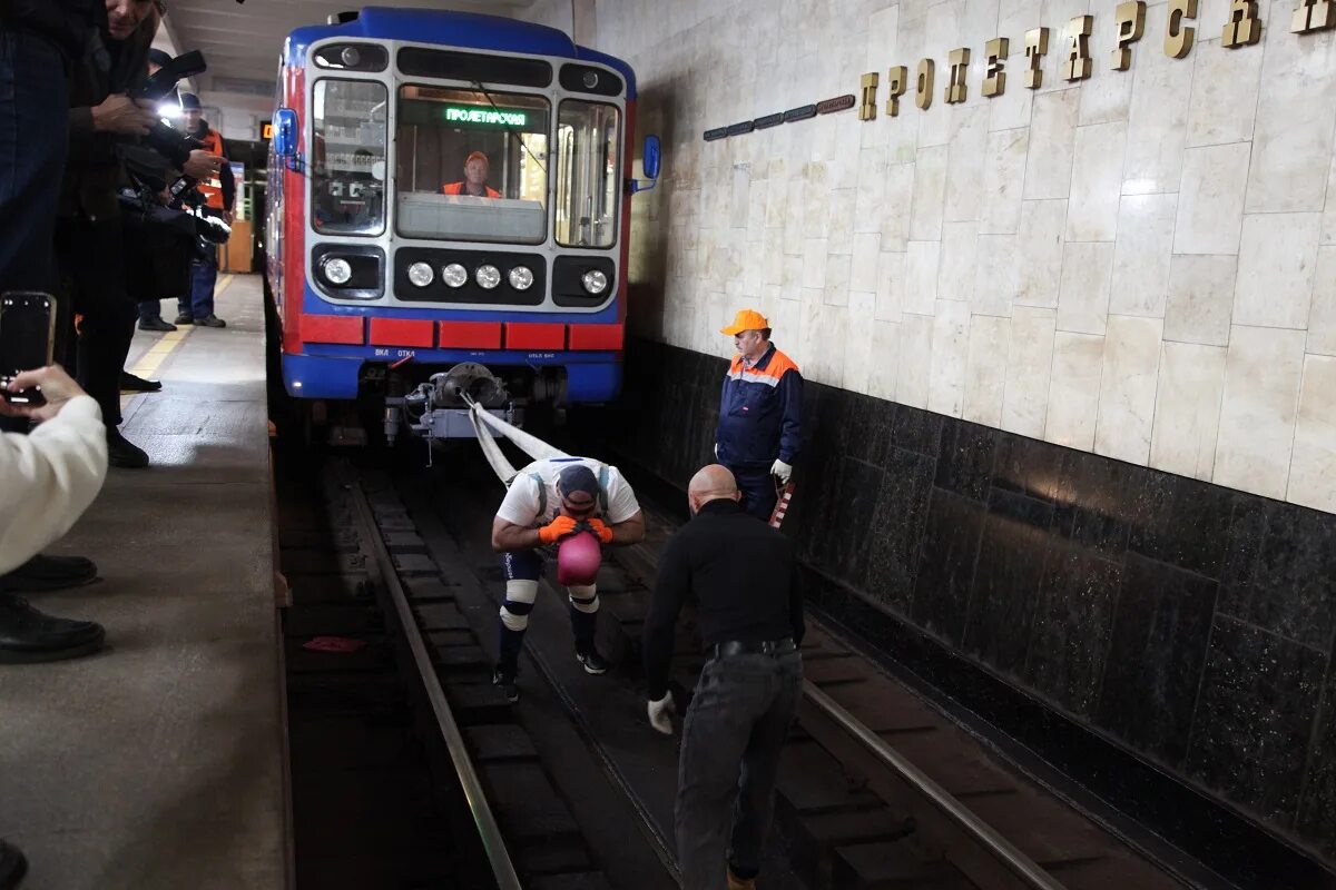 Квадроберы фото в метро Русский богатырь установил мировой рекорд по буксировке техники в нижегородском 