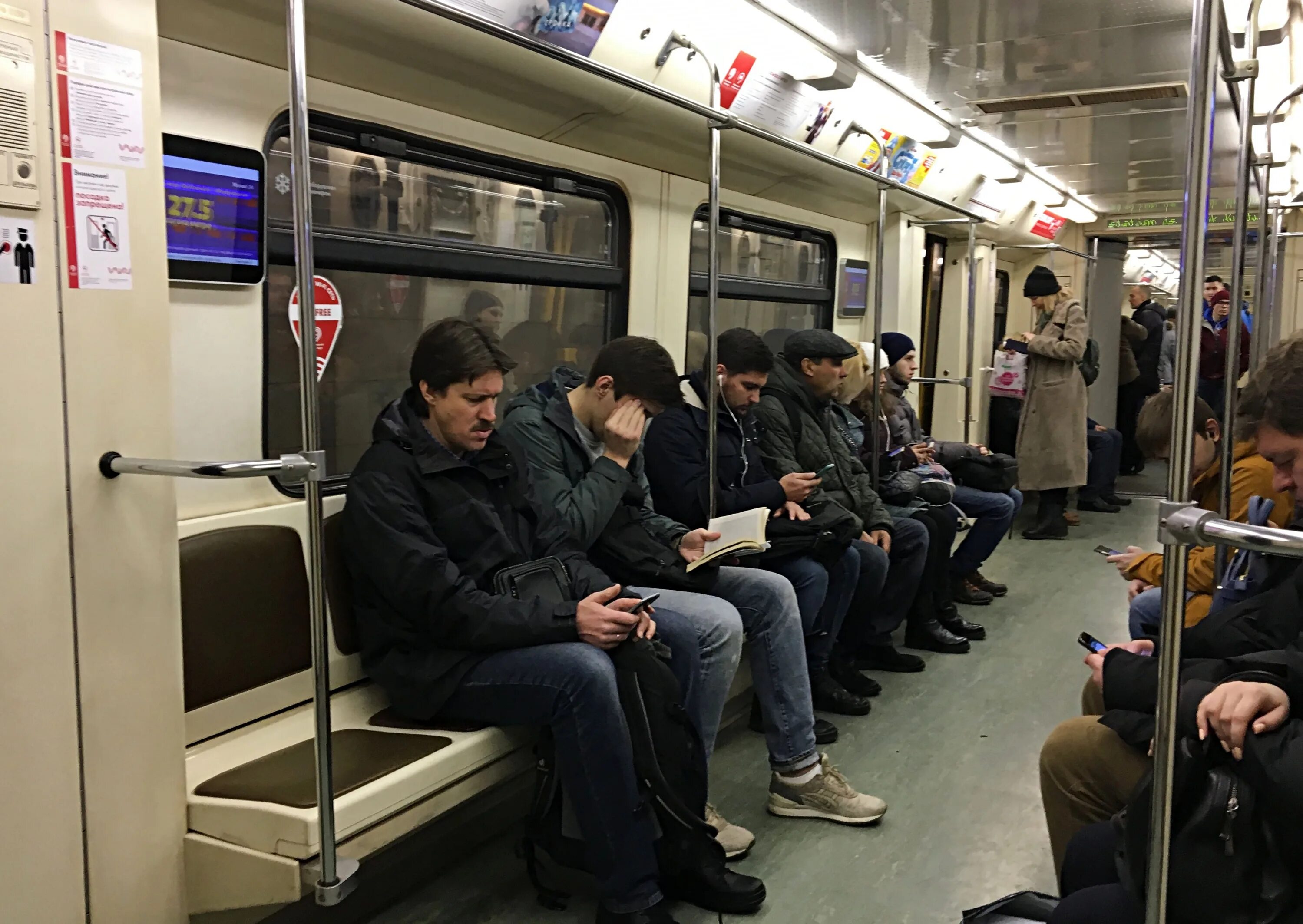 Квадроберы фото в метро Московский метрополитен перейдет на круглосуточный режим работы в новогоднюю ноч