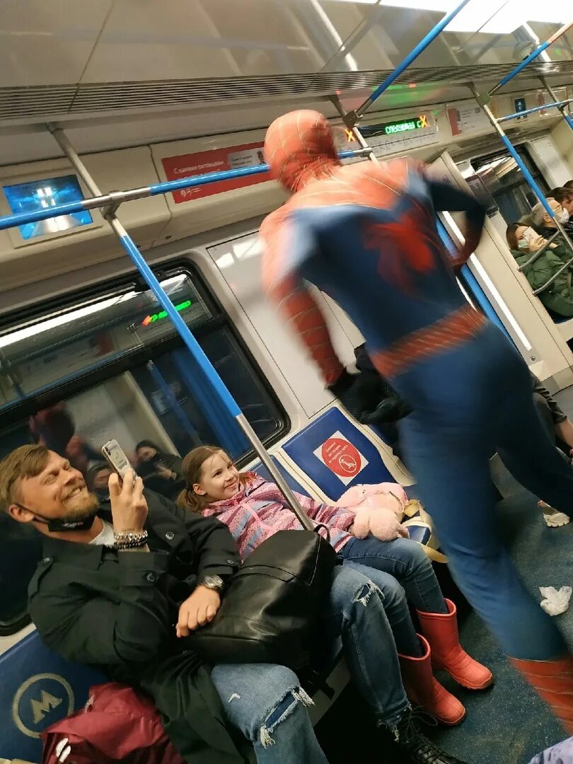 Квадроберы фото в метро Метро Полежаевская. Паучок подрабатывает в Подслушано Метро Москвы