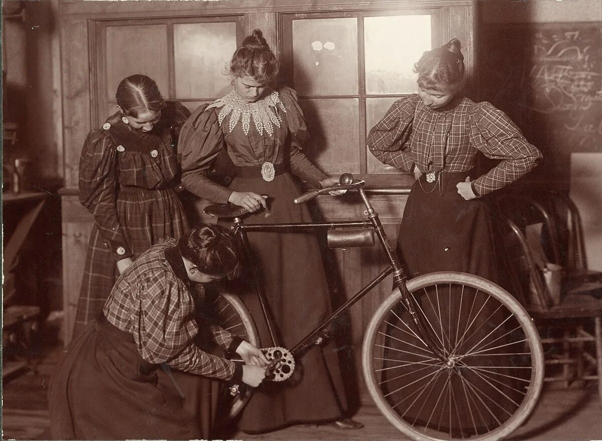 Квадроберы прошлого фото File:Women Repairing Bicycle, c. 1895.jpg - Wikipedia